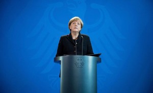 Berlin, 2015. november 14. Angela Merkel német kancellár mély megrendülését fejezi ki Berlinben 2015. november 14-én hajnalban a Párizsban elõzõ este végrehajtott támadások miatt. A francia fõvárosban késõ este összehangoltan több merényletet követtek el, a támadásoknak legkevesebb 127 halálos áldozata van. Nyolc terrorista halt meg, közülük heten felrobbantották magukat. (MTI/EPA/Kay Nietfeld)