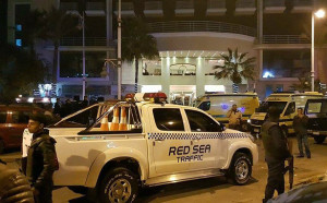 epa05093203 Egyptian security services outside the entrance to Bella Vista Hotel in Red Sea resort of Hurghada, Egypt, 08 January 2016. Gunmen opened fire on the hotel in the injuring two foreign tourists media reports state.  EPA/STRINGER