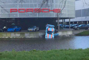 porsche a vízben