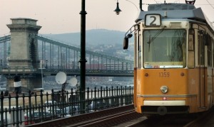 Budapest, 2015. február 11. A BKK-BKV 2-es villamosa a Pesti felsõ rakparton, a Lánchíd közelében. MTVA/Bizományosi: Jászai Csaba *************************** Kedves Felhasználó! Az Ön által most kiválasztott fénykép nem képezi az MTI fotókiadásának, valamint az MTVA fotóarchívumának szerves részét. A kép tartalmáért és a szövegért a fotó készítõje vállalja a felelõsséget.