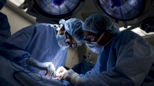 Dr. Niraj Desai (L) sews in a kidney to a recipient patient during a kidney transplant at Johns Hopkins Hospital June 26, 2012 in Baltimore, Maryland. Doctors from Johns Hopkins transplanted the kidney from a living donor into the patient recipient. AFP PHOTO/Brendan SMIALOWSKI (Photo credit should read BRENDAN SMIALOWSKI/AFP/GettyImages)