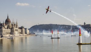 Budapest, 2015. július 4. Besenyei Péter repül a Duna felett a Red Bull Air Race Master Class kategóriájának idõmérõ edzésén Budapesten 2015. július 4-én. MTI Fotó: Szigetváry Zsolt
