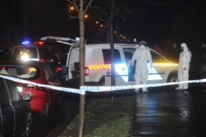 Budapest, 2016. február 2. Bûnügyi helyszínelõk dolgoznak 2016. február 2-án Budapest XIII. kerületében, a Szent László utcában, ahol az egyik lakásban egy férfi elõzetes szóváltást követõen késsel megszúrta ismerõsét. Az áldozat a helyszínen életét vesztette. A kiérkezõ rendõrök a helyszínen elfogták a bûncselekmény gyanúsítottját. MTI Fotó: Mihádák Zoltán