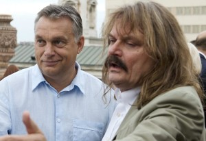 Budapest, 2015. augusztus 21. Orbán Viktor miniszterelnök (b) és Mándoki László (Leslie Mandoki) Németországban élõ magyar producer-zenész (j) a koncertje elõtt a budapesti Várkert Bazárban 2015. augusztus 21-én. MTI Fotó: Koszticsák Szilárd