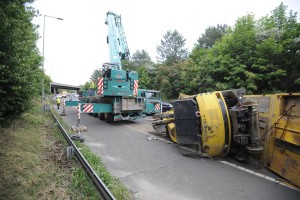 Budapest, 2018. május 25. Pótkocsis teherautóról leborult markológép az M7-es autópálya kivezetõ szakaszán Törökbálintnál 2018. május 25-én. A 13-as kilométerszelvényében történt balesetben senki nem sérült meg, de a mûszaki mentés miatt több kilométeres a torlódás. MTI Fotó: Mihádák Zoltán