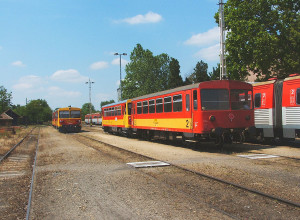 1200px-Lakitelek_vonatkereszt