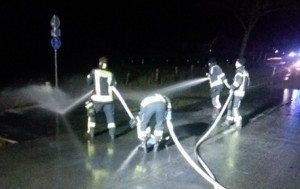 Tausende Liter Milch sind in Westfalen auf einer StraÃe festgefroren. Unbekannte hatten am Samstagabend die AblaufhÃ¤hne eines geparkten MilchanhÃ¤ngers geÃ¶ffnet, wie die Polizei am Sonntag mitteilte. Der Fahrer hatte den AnhÃ¤nger in RÃ¼then bei Soest abgestellt, um weitere Milch bei angrenzenden BauernhÃ¶fen abzuholen. Als er zurÃ¼ckkam, hatten sich etwa 15 000 Liter Ã¼ber die Fahrbahn ergossen und waren bei Temperaturen von etwa Minus 4 Grad angefroren.